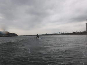 天気曇り、寒いですな〜 それでもがんばろ波乗り！！