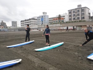 さあ〜波乗り前のストレッチ！巻かれないように頑張りましょう！！