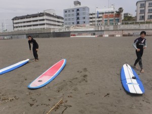 さあ〜今日も頑張って波乗りだ〜！！太陽が出てきて気持ちいいですね！