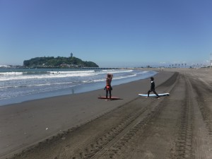 今日はとにかく暑い！昨日の風が止んで波だけが残り、セットでコシぐらい！！