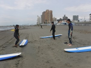 今日はお二人サーフィンをしに遊びにお越し下さい！！陸トレ中。陸で立ち方の練習！