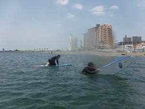 波が小さく、今日も沖に出てパドル、方向転換の練習をしました！！