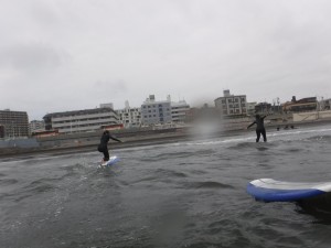 どきどきしながらも、早速波に乗ることができてました！徐々になが〜くバランスを意識して乗れていました〜