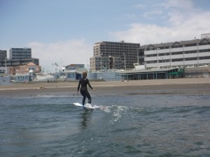 ライディング中で波の上にあがりましたね〜前足でボード向きをコントロールすれば上には行きませんよ！！