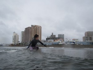 コチラの方もいいライディングされてますね！仕事前のサーフィンみたいですよ 出勤まえのサーフィンって憧れますよね。