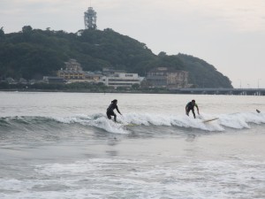 いい感じに楽しくサーフィンしてますね！江ノ島バックにいい写真が撮れました。