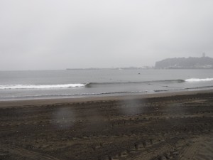 今日は天気が悪く江ノ島が少し靄がかかってますね 波はヒザ下！なんとかテイクオフの練習ができるコンディションでした！ 