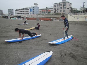 こんにちは！やっと台風1号の影響がでてきました！今日は体験お一人、波は膝上で初めての方にはいいコンディションでした！