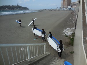 強風なのでボード運ぶのが大変でした。