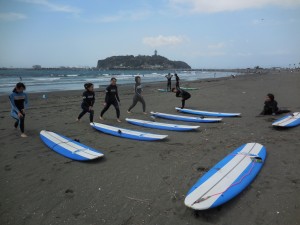 今日は体験の方がたくさん来られました！ コンディションはハードで、あまり乗れませんでしたがみなさんがんばって波乗りにチャレンジされていました。 最後に体験の方が、 今日乗れなかったので来週また来ますと言ってました！ 相当悔しかったんですね。