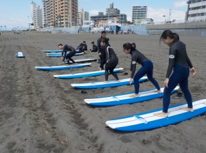 海に入る前にまず陸トレで立つ練習です。