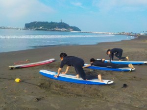 江ノ島見ながら陸トレ！ 平日なので人が少なく ゆったり波乗りできますね！